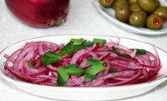 Маринованный лук для салата: особенности приготовления, рецепты