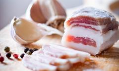 Свиное сало: состав, польза и вред для организма и здоровья, печени, какие есть витамины, какая содержится кислота?
